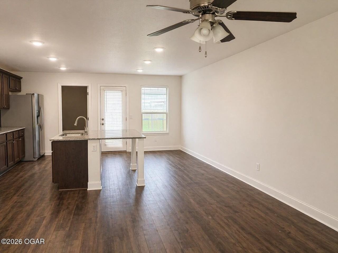 737 N Oak St - Photo 2 of 5