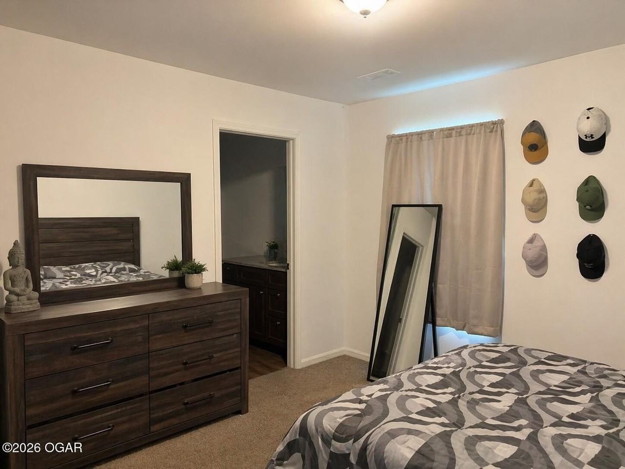 737 N Oak St - Photo 3 of 5