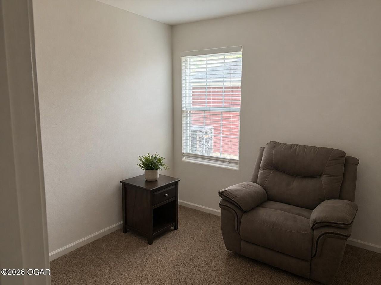 737 N Oak St - Photo 4 of 5