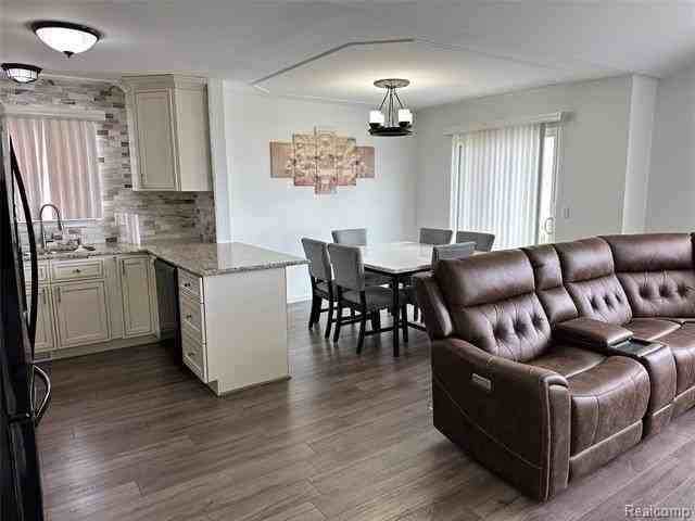 16508 Radison Dr - Photo 3 of 8