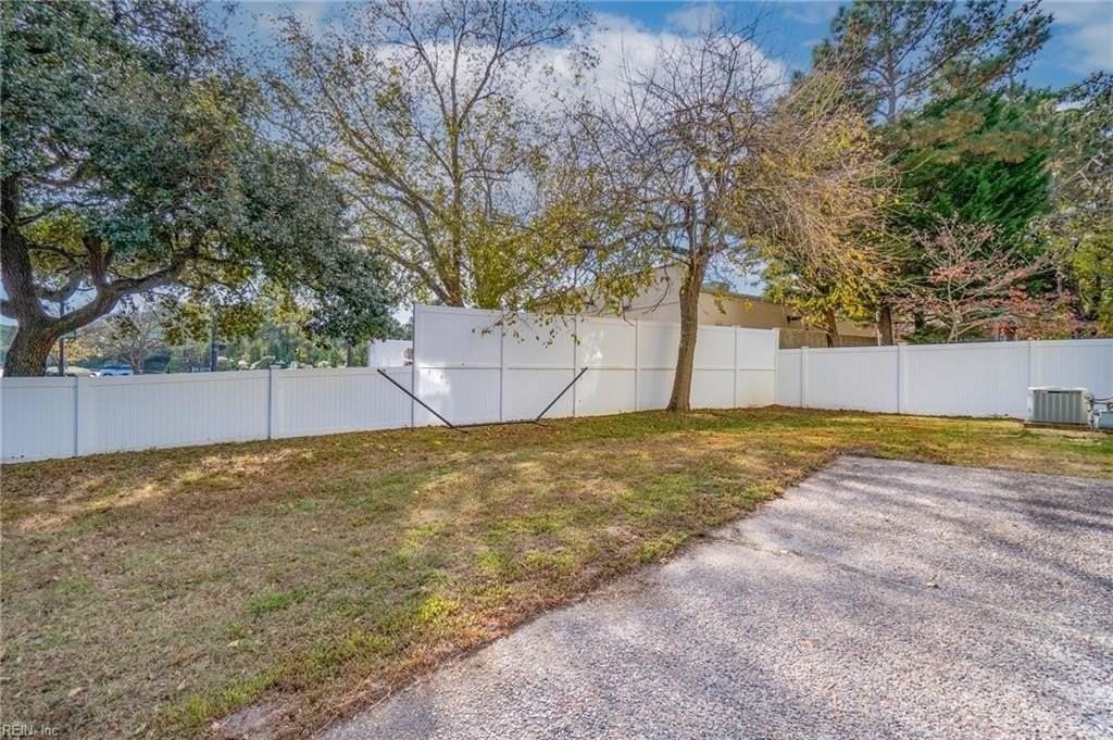 3911 Shady Oaks Dr - Photo 5 of 44