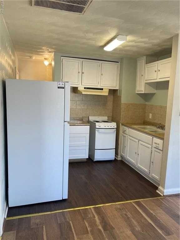 401 Constitution Ave #B - Photo 3 of 8