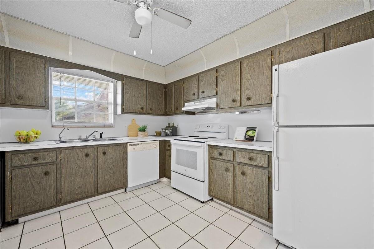 102 Amherst Ln - Photo 4 of 49