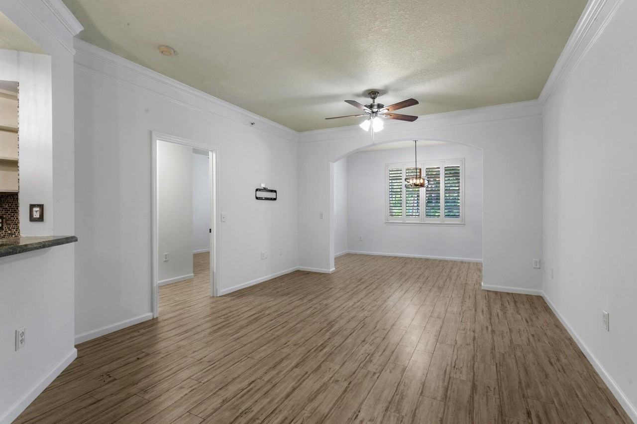 10103 Myrtlewood Cir W - Photo 4 of 26