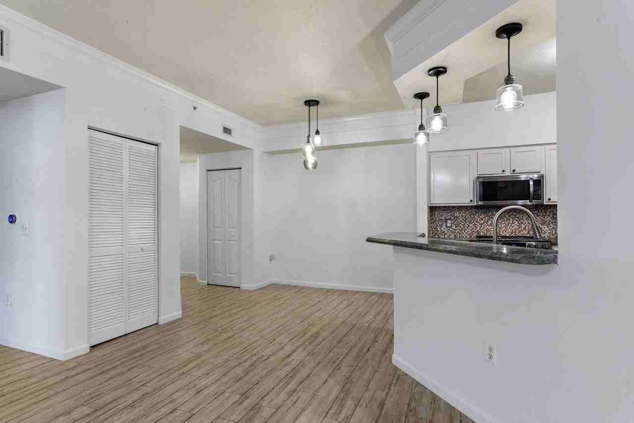 10103 Myrtlewood Cir W - Photo 5 of 26