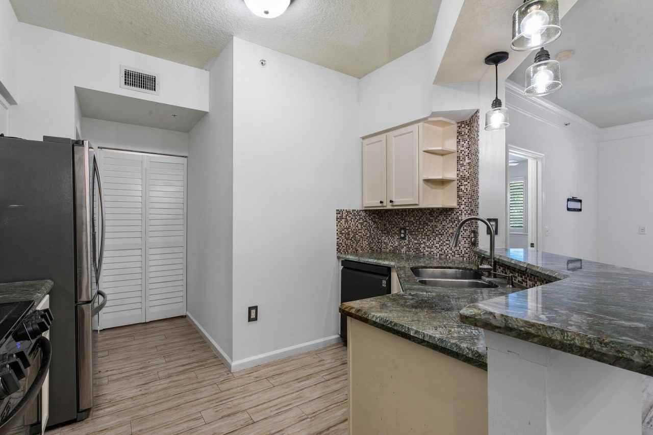 10103 Myrtlewood Cir W - Photo 6 of 26