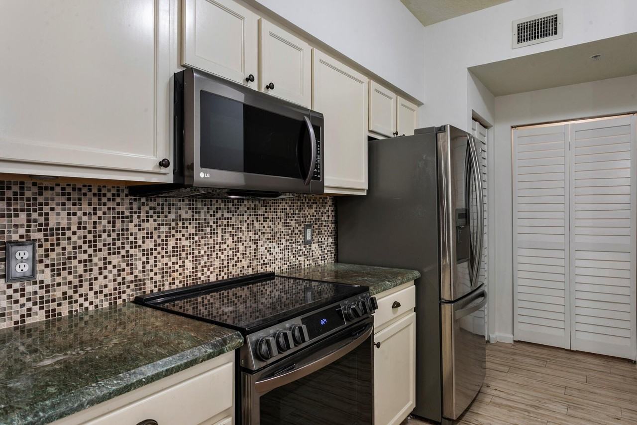 10103 Myrtlewood Cir W - Photo 7 of 26