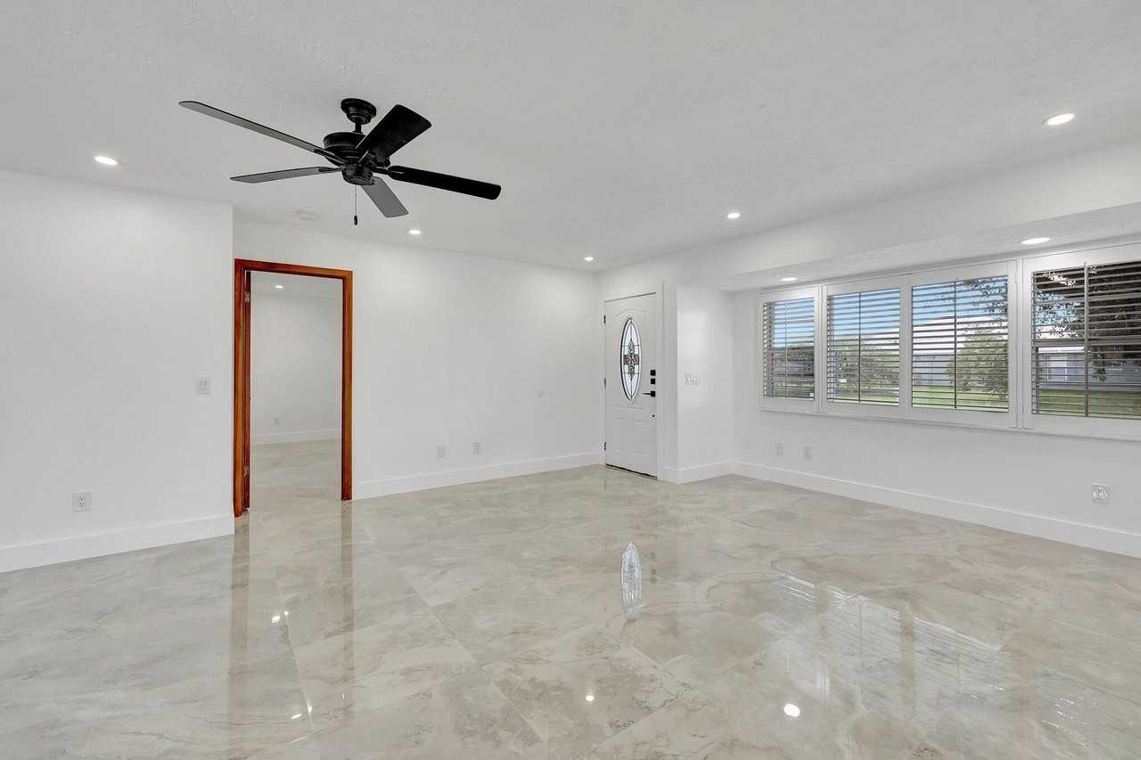 1124 Se Ladner St - Photo 5 of 27