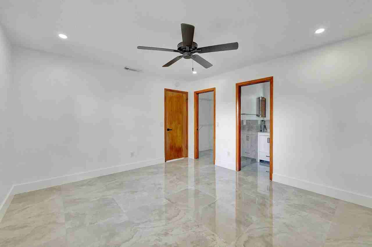 1124 Se Ladner St - Photo 6 of 27