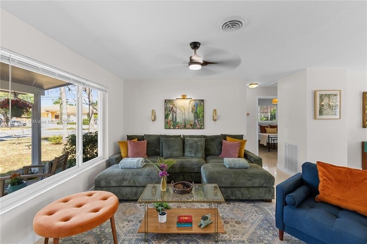 1116 Se 13th Ct - Photo 3 of 44