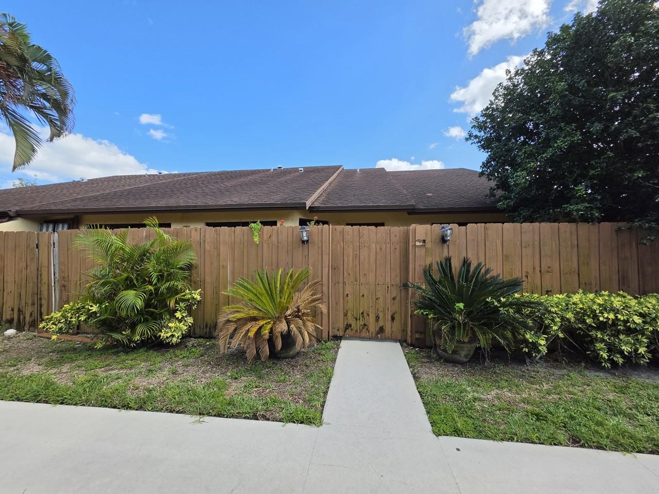 401 Springdale Cir - Photo 3 of 31