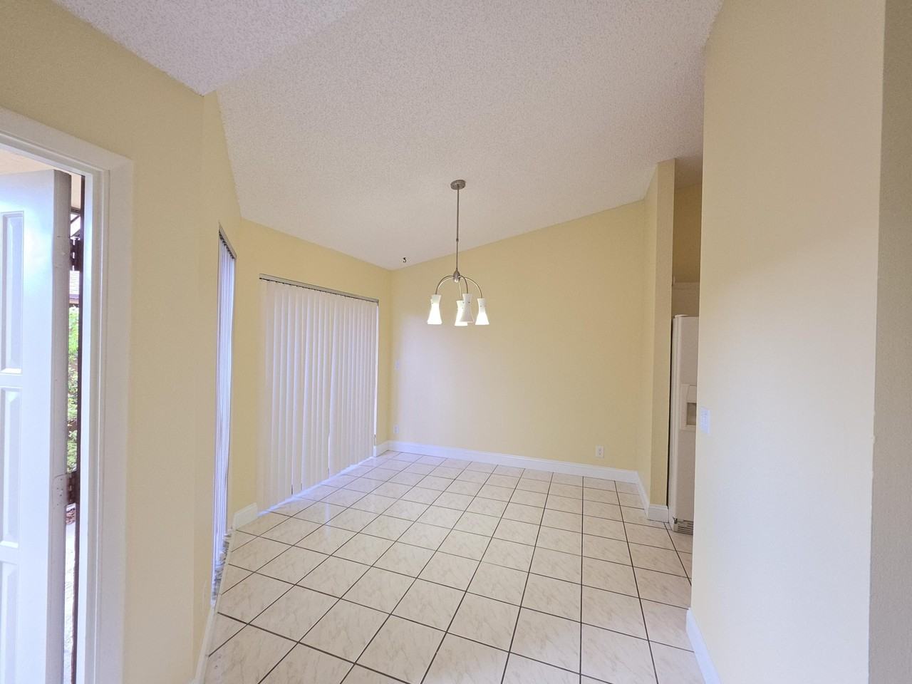 401 Springdale Cir - Photo 6 of 31