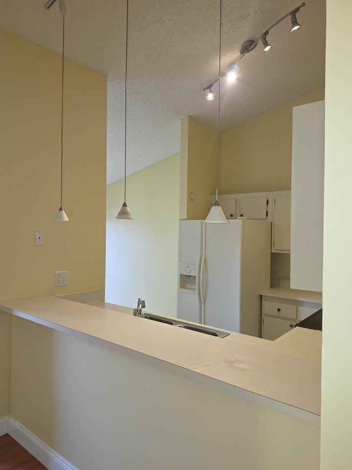 401 Springdale Cir - Photo 7 of 31