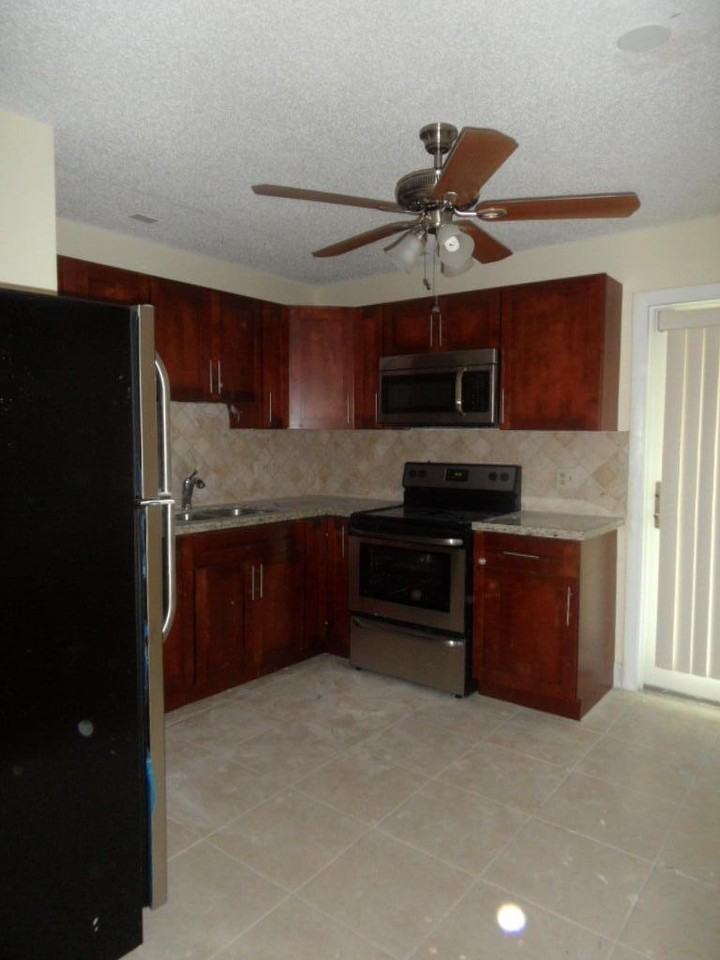 2724 Sw 46th St #2 - Photo 2 of 20