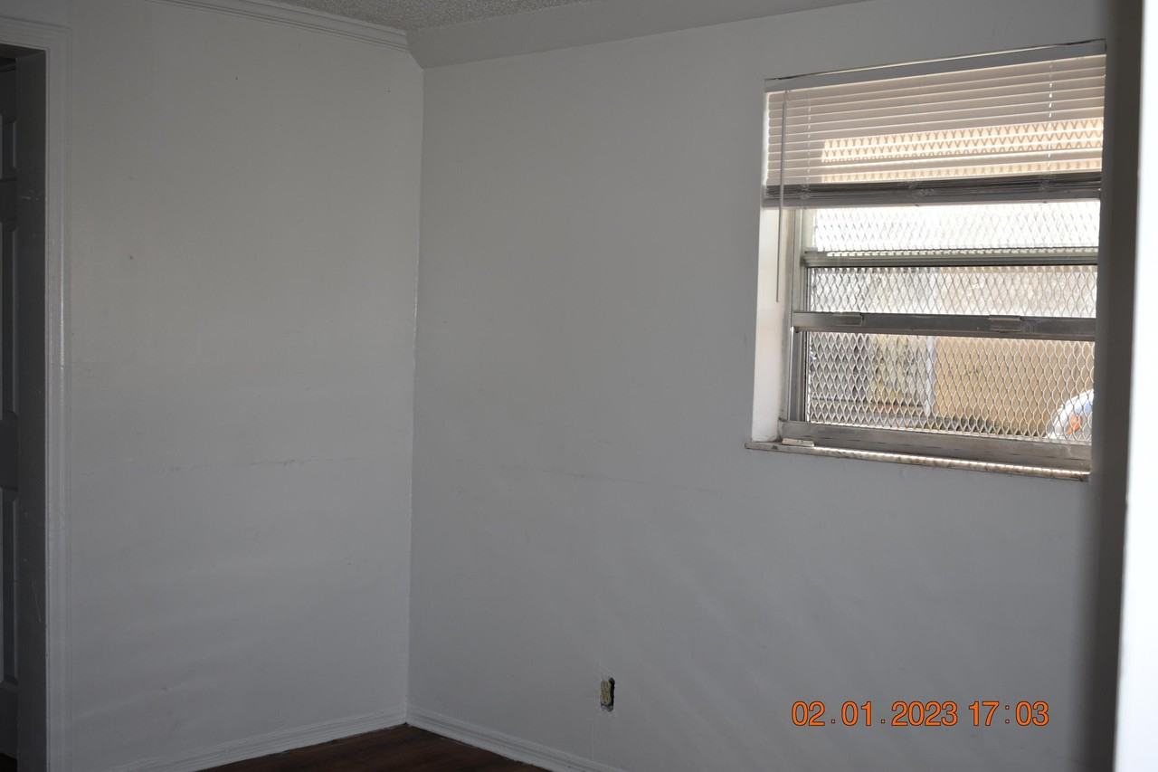 1305 W 25th St - Photo 2 of 10