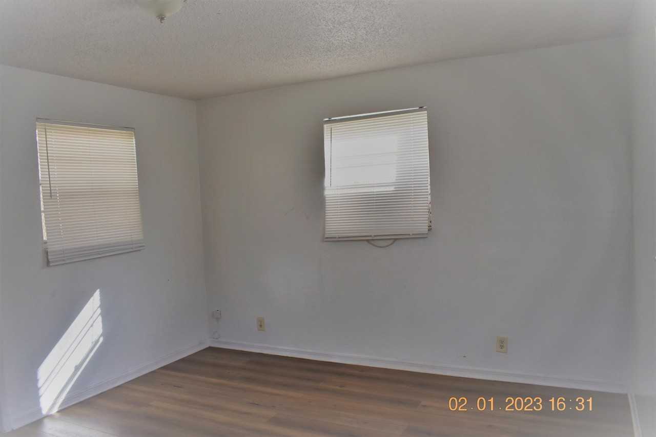 1305 W 25th St - Photo 3 of 10