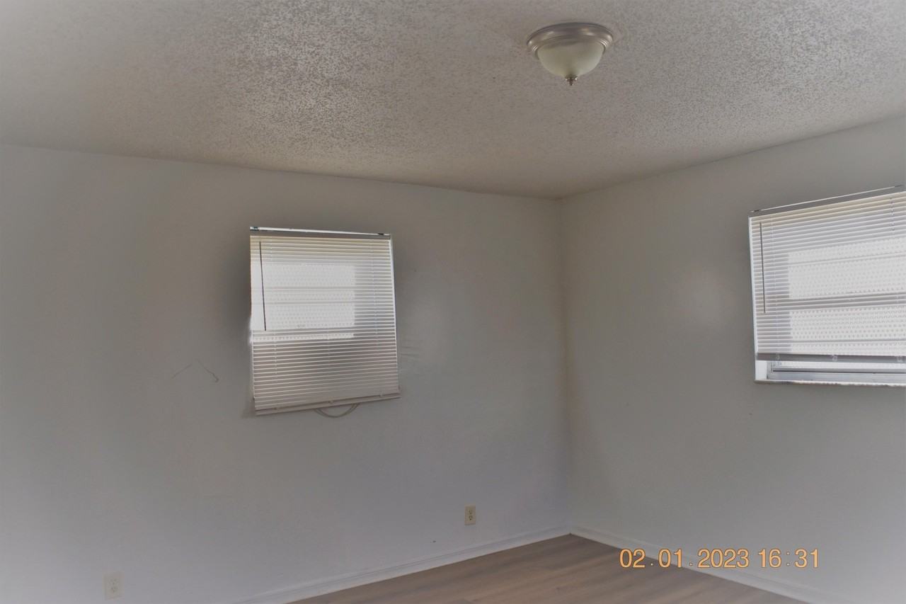 1305 W 25th St - Photo 4 of 10