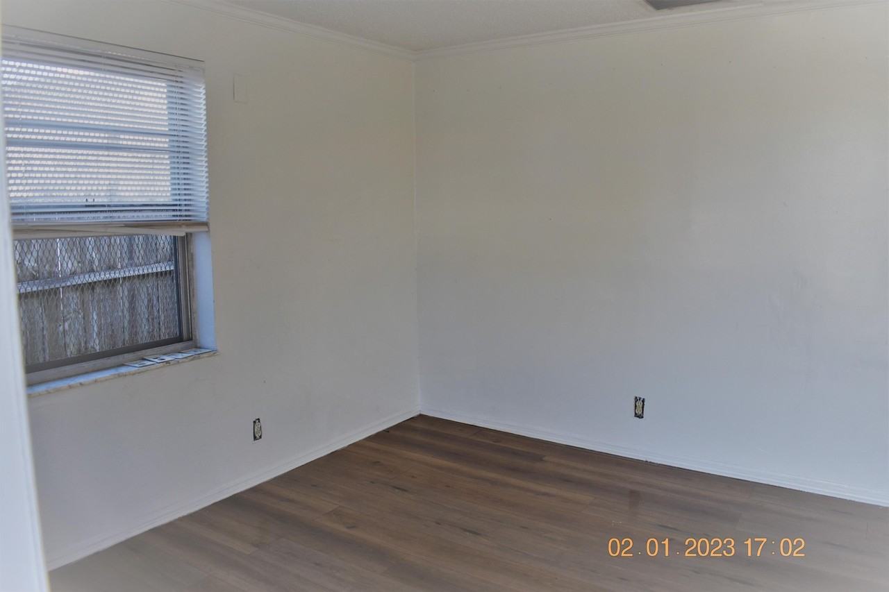 1305 W 25th St - Photo 6 of 10