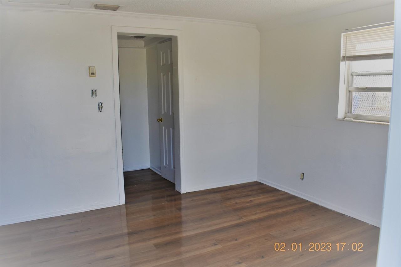 1305 W 25th St - Photo 7 of 10