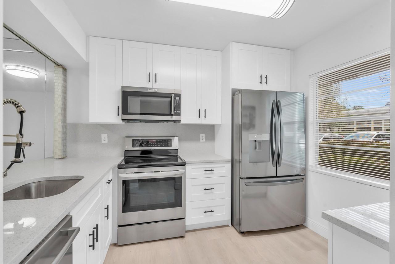 1102 Bahama Bnd #C1 - Photo 4 of 27