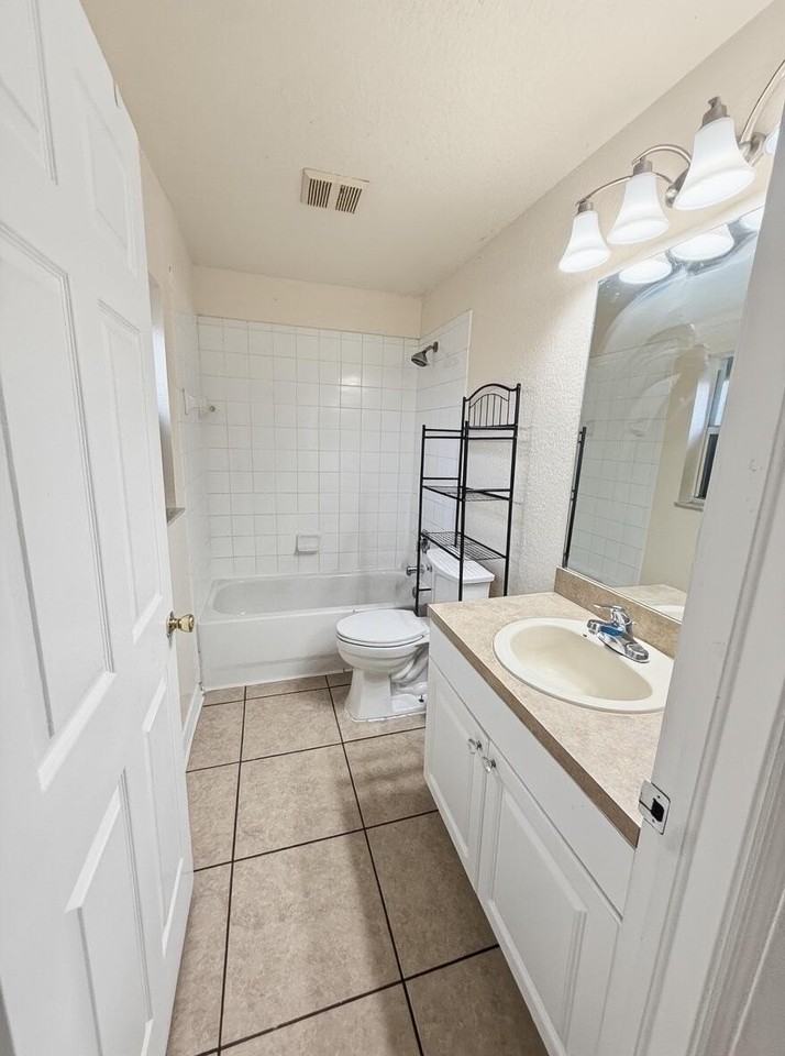 2225 Laura Ln - Photo 5 of 11