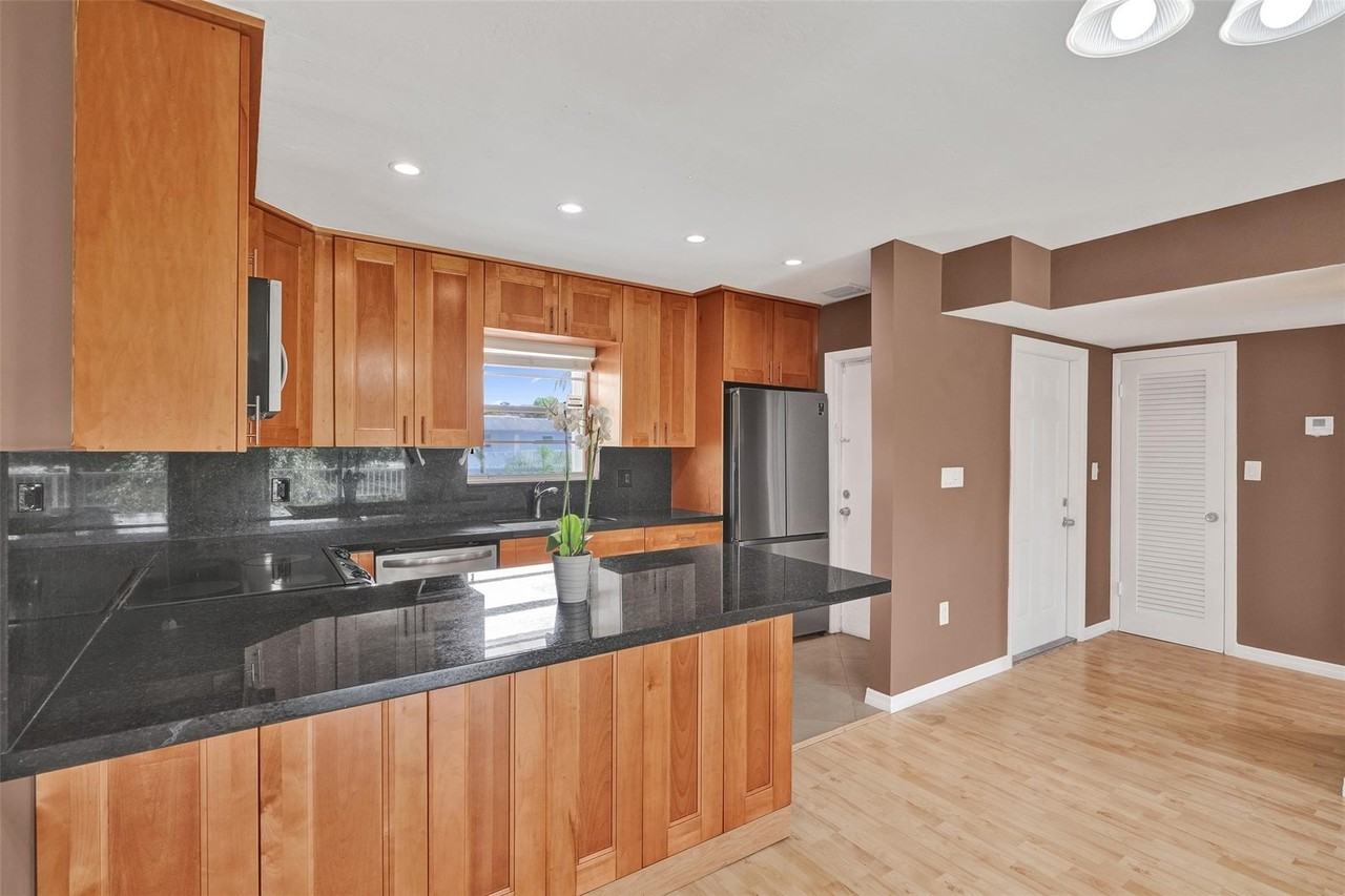 7580 Sw 82nd St - Photo 2 of 23