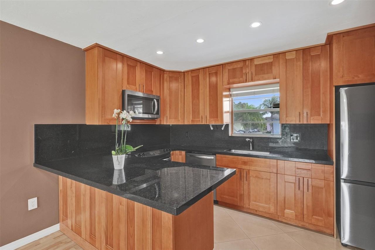 7580 Sw 82nd St - Photo 4 of 23