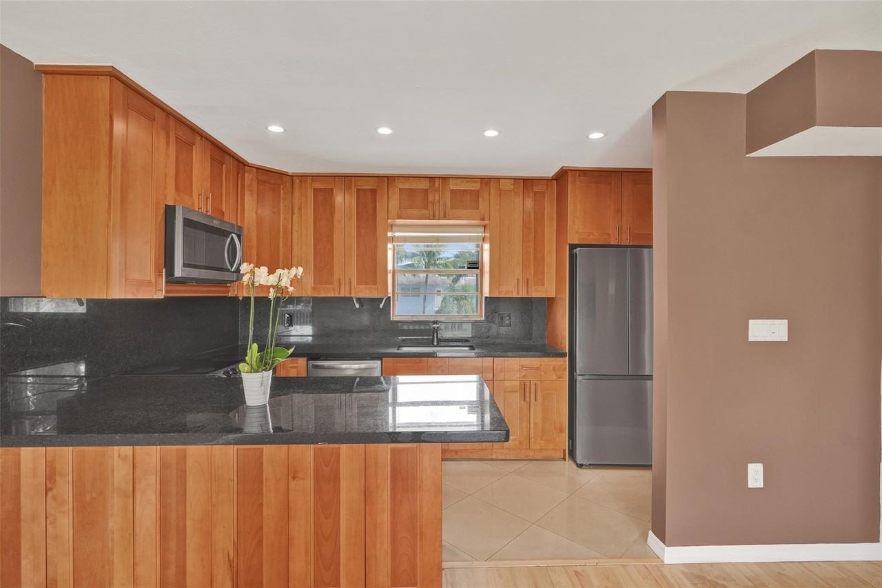 7580 Sw 82nd St - Photo 5 of 23