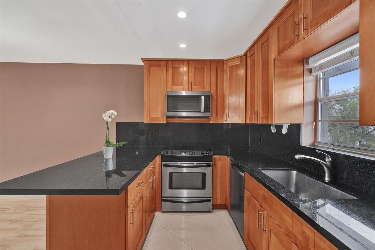 7580 Sw 82nd St - Photo 6 of 23