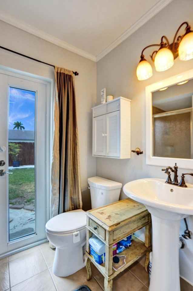 10501 Nw 20th Ct - Photo 5 of 18