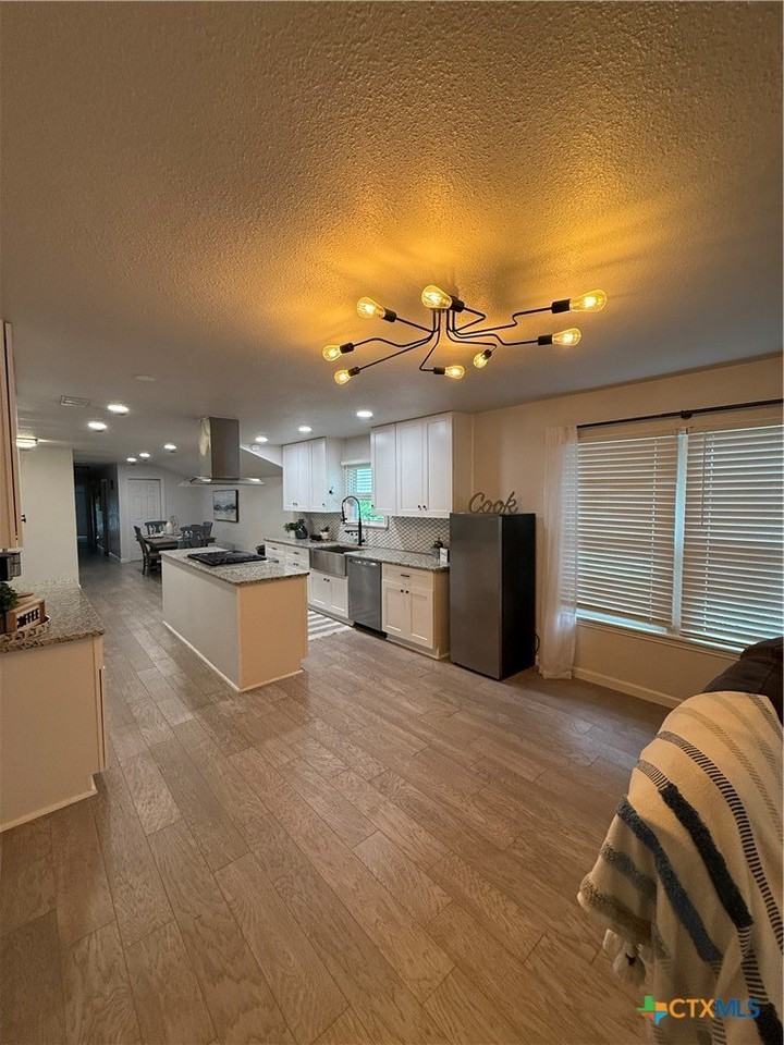 1428 Lee St - Photo 4 of 18