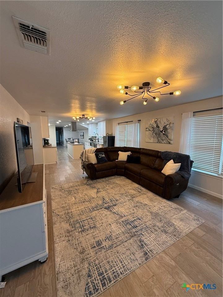 1428 Lee St - Photo 6 of 18