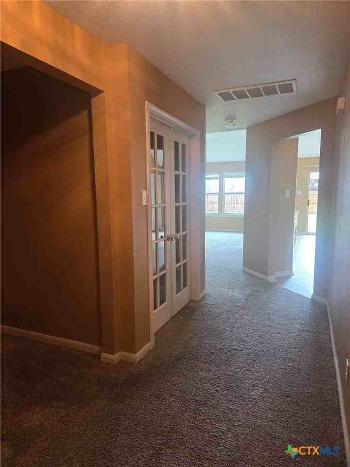 1120 Ascot St - Photo 2 of 13