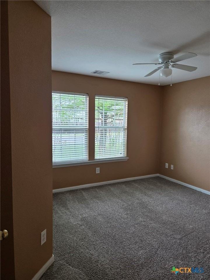 1120 Ascot St - Photo 3 of 13