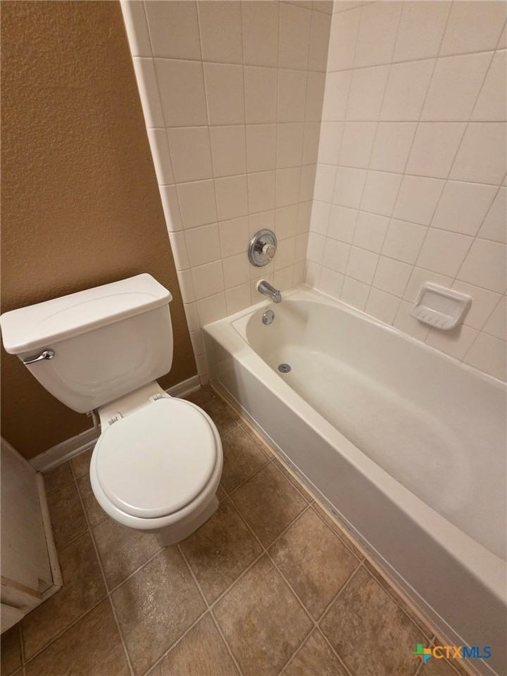 1120 Ascot St - Photo 6 of 13