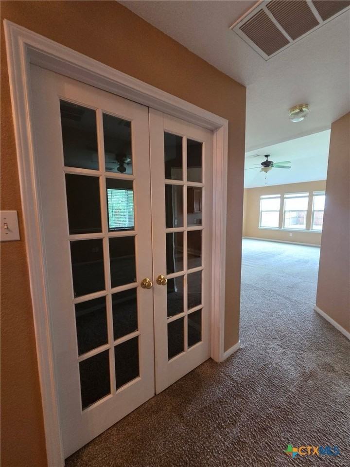 1120 Ascot St - Photo 7 of 13