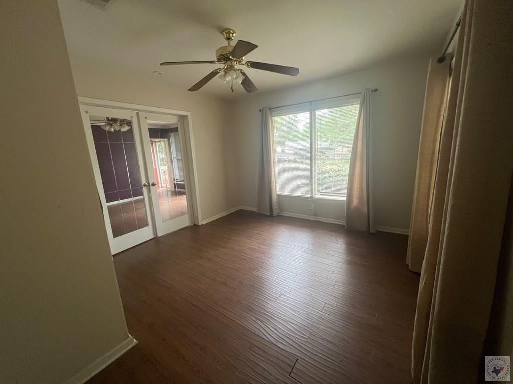 3220 Beech St - Photo 5 of 8