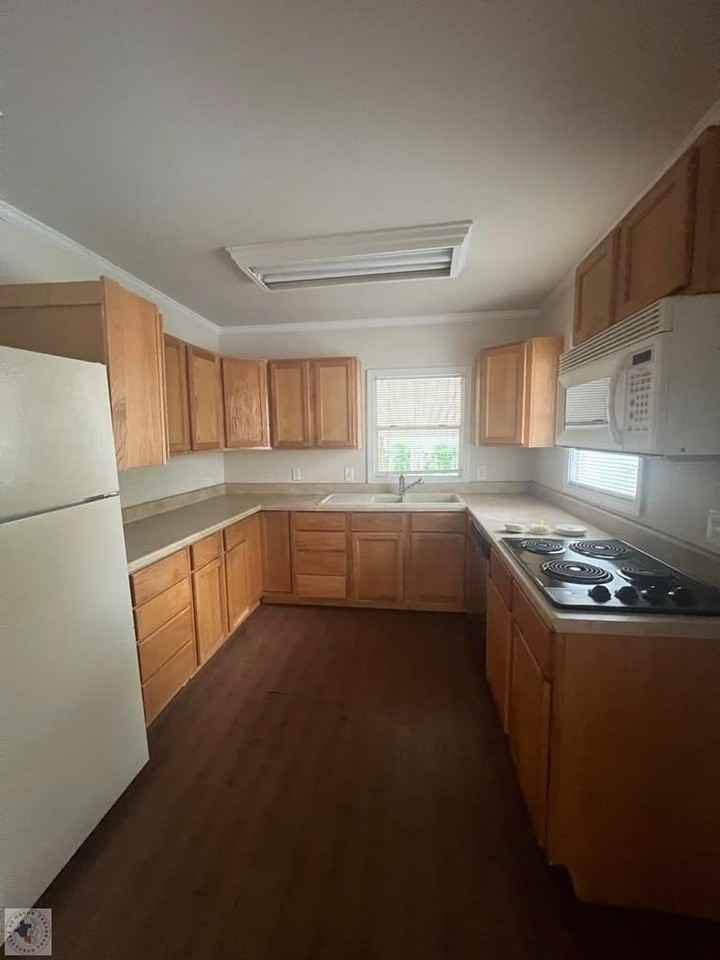 3220 Beech St - Photo 7 of 8