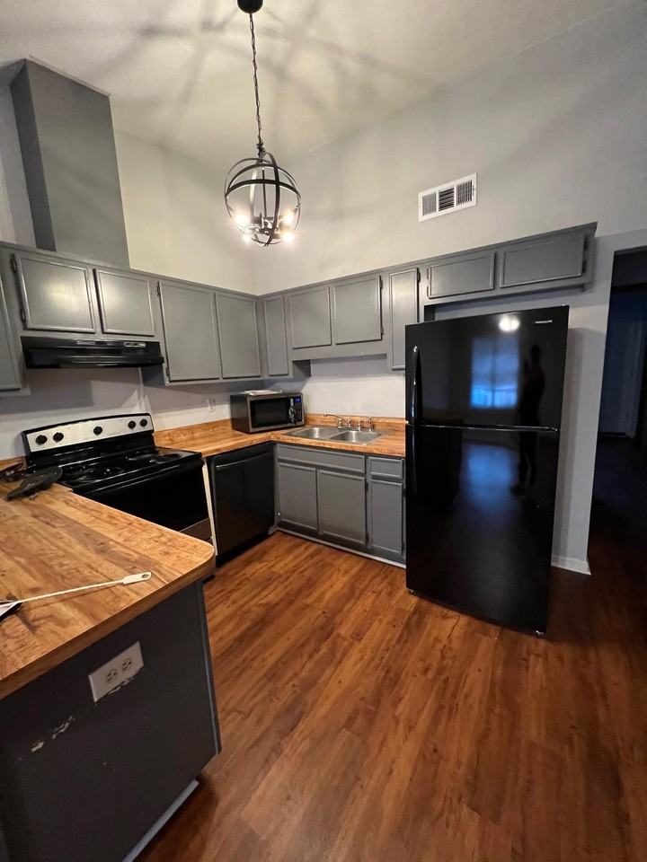 218 White Dr #D - Photo 3 of 20