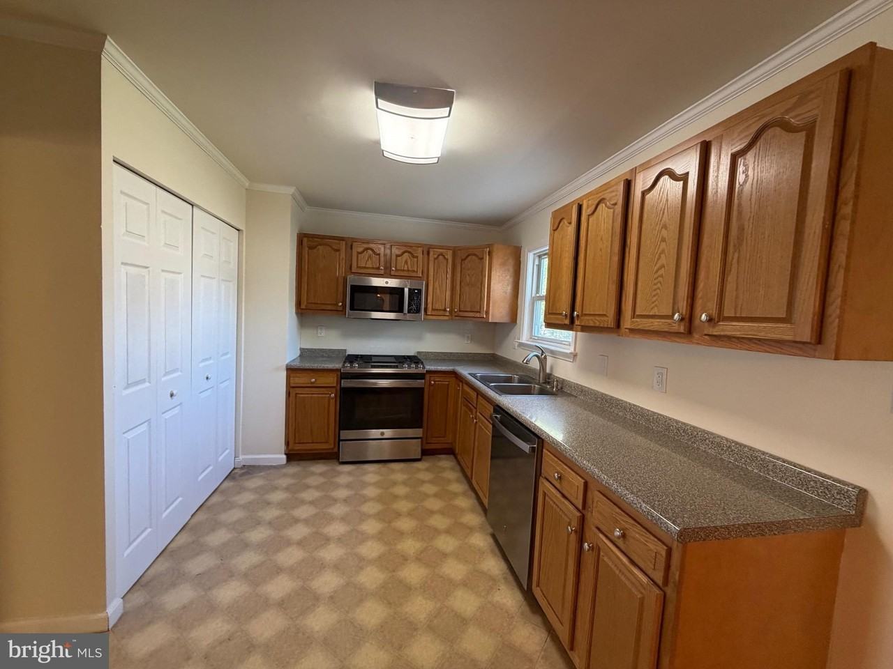 1020 S Gerald Dr - Photo 6 of 19