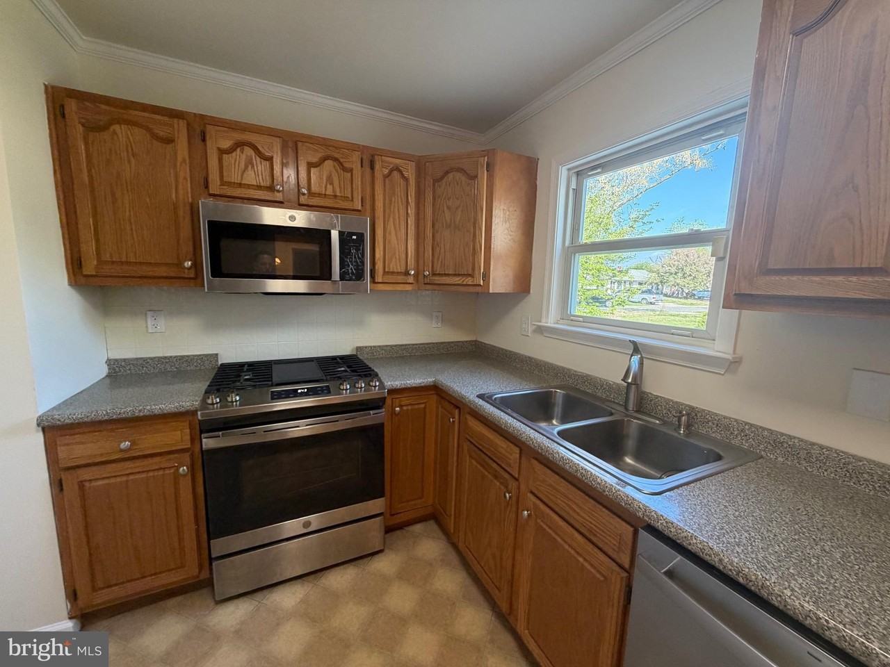 1020 S Gerald Dr - Photo 7 of 19