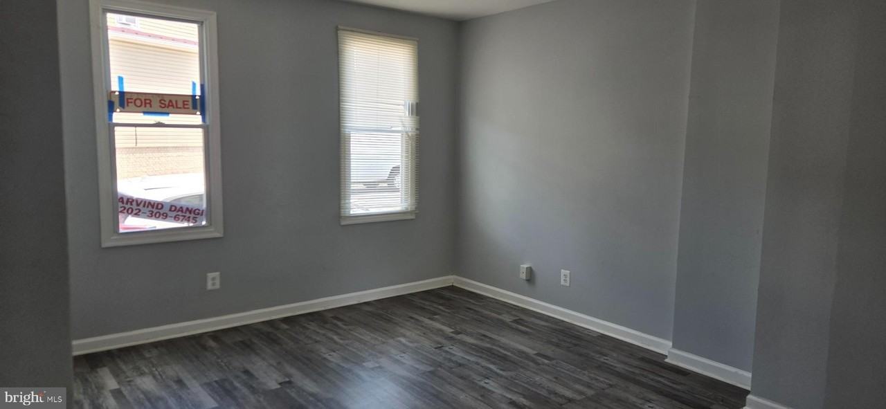 421 Salem Ave - Photo 3 of 15