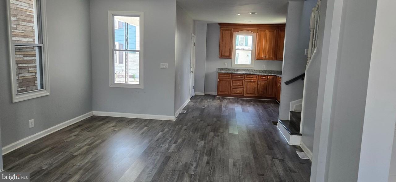 421 Salem Ave - Photo 4 of 15