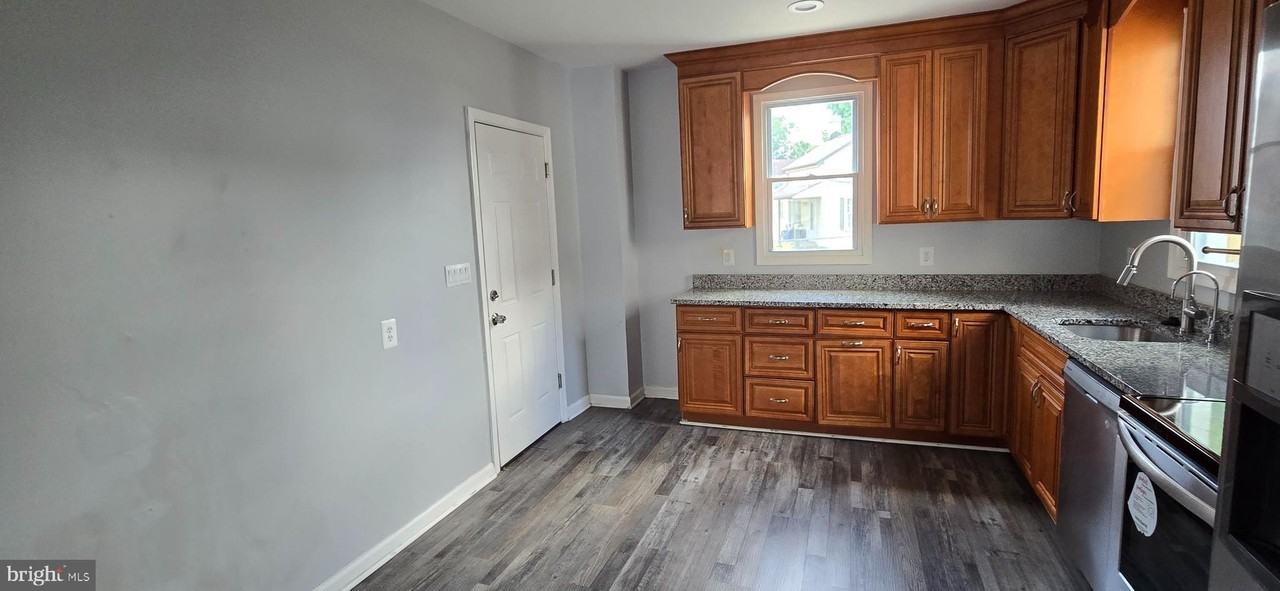 421 Salem Ave - Photo 6 of 15