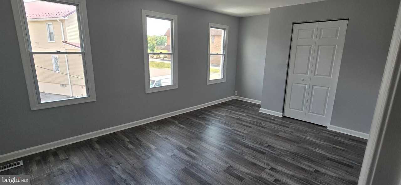 421 Salem Ave - Photo 7 of 15