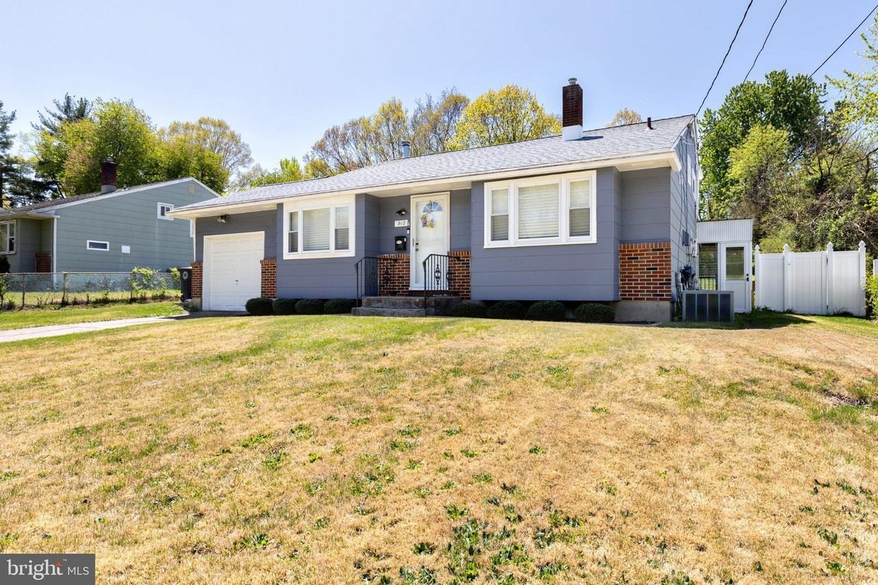 912 Aston Martin Dr - Photo 2 of 27