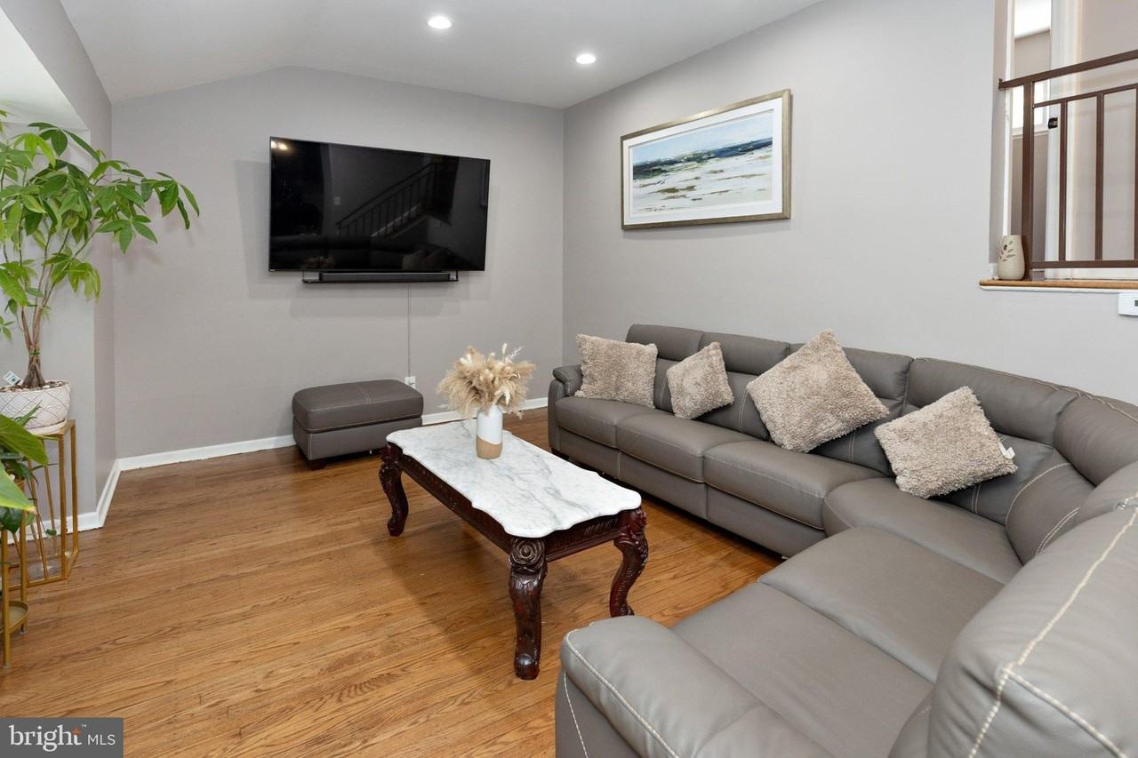 912 Aston Martin Dr - Photo 3 of 27