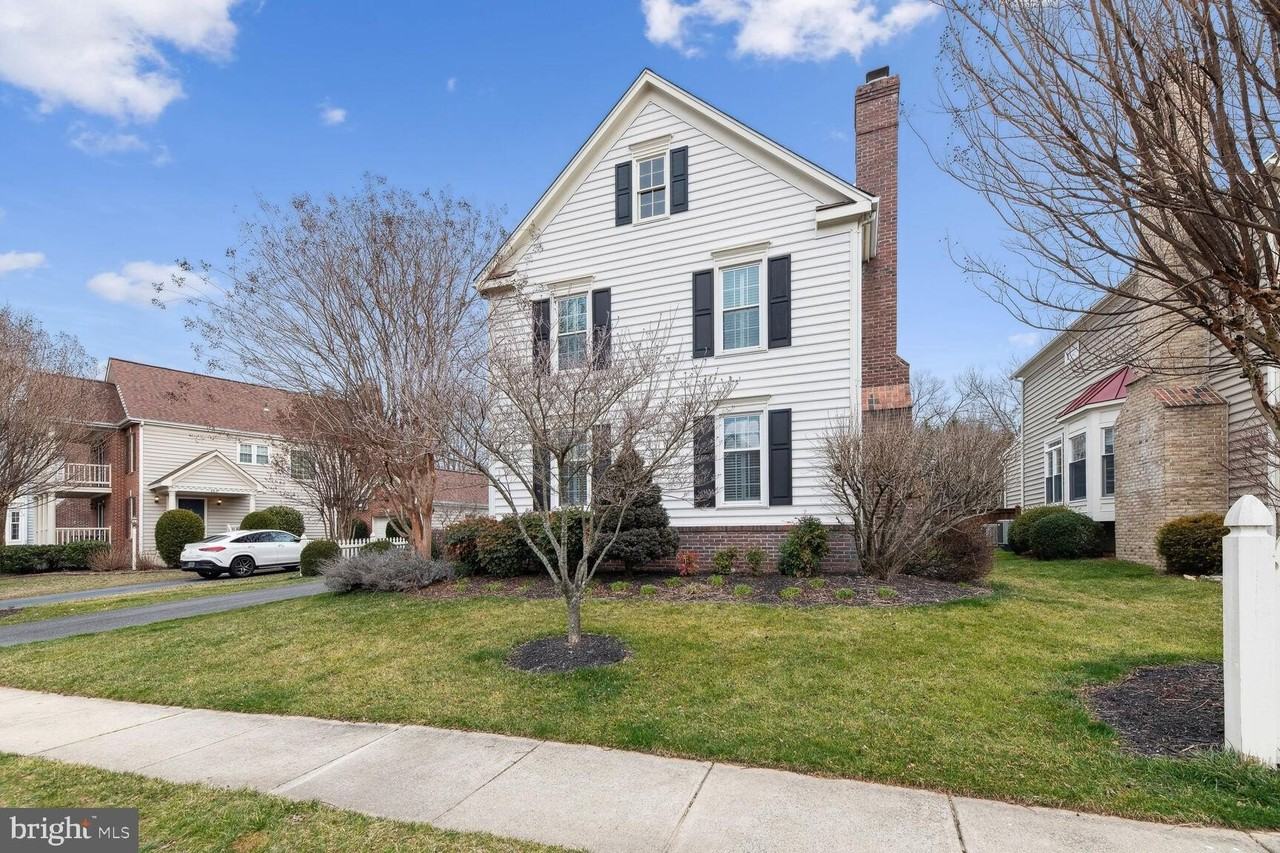 6603 Forsythia St - Photo 3 of 50