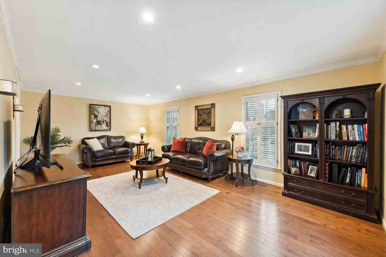 6603 Forsythia St - Photo 7 of 50