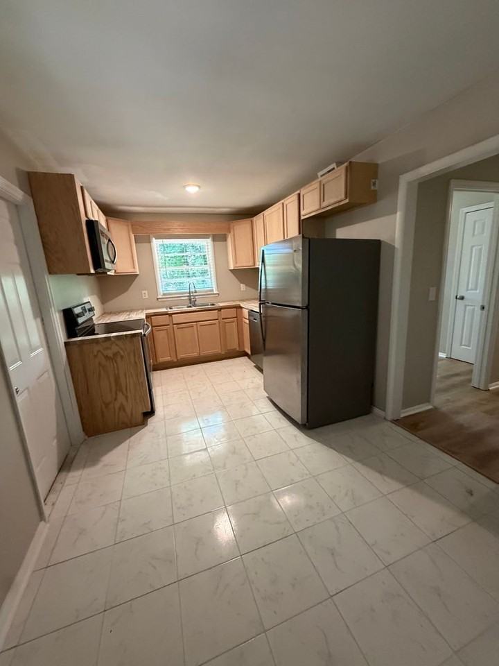 162 Green St - Photo 2 of 13
